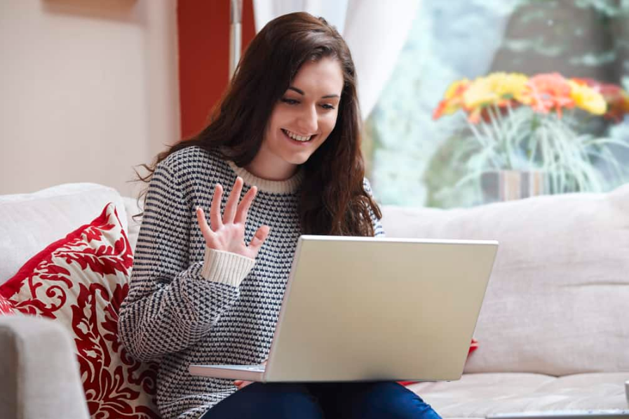 Дівчинка-підліток на ноутбуці