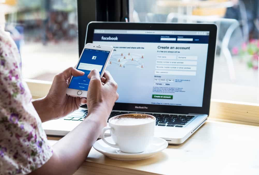 Apple iPhone 6S з додатком facebook