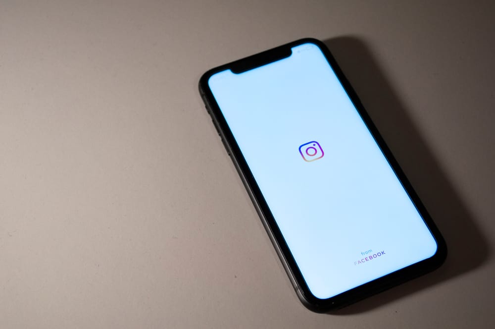 Додаток Instagram працює на ios, iphone 11