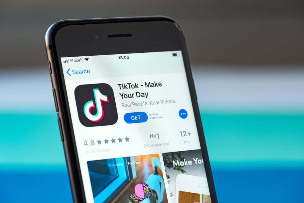 Програма TikTok на екрані Apple iPhone 8