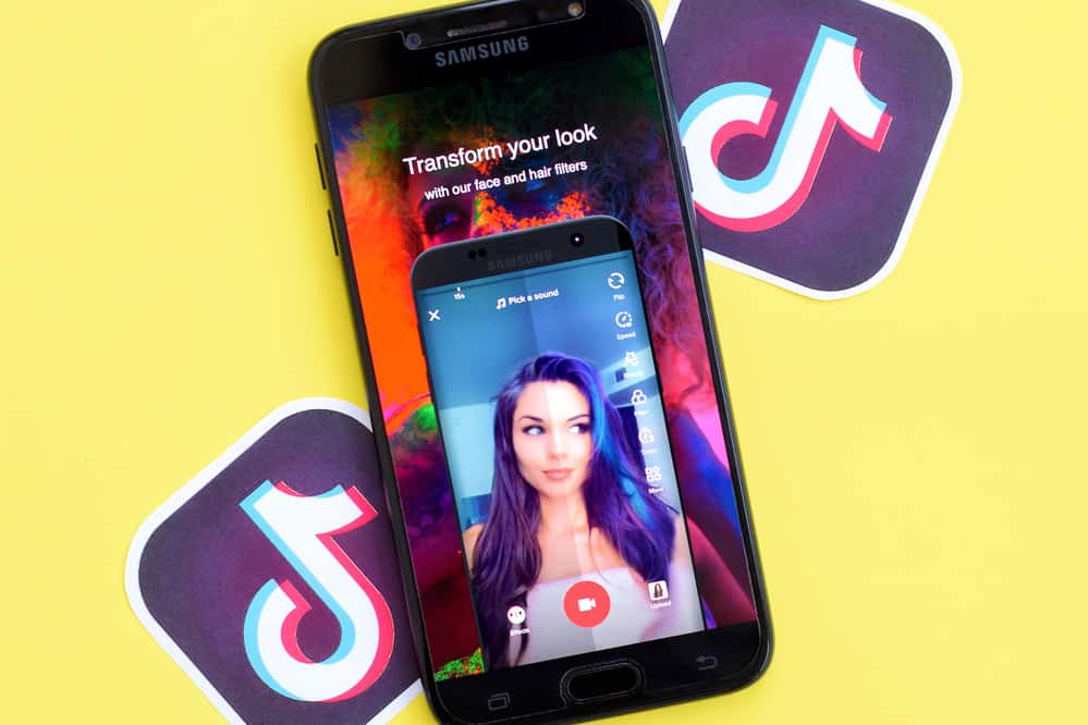 Програма Tiktok на екрані смартфона samsung