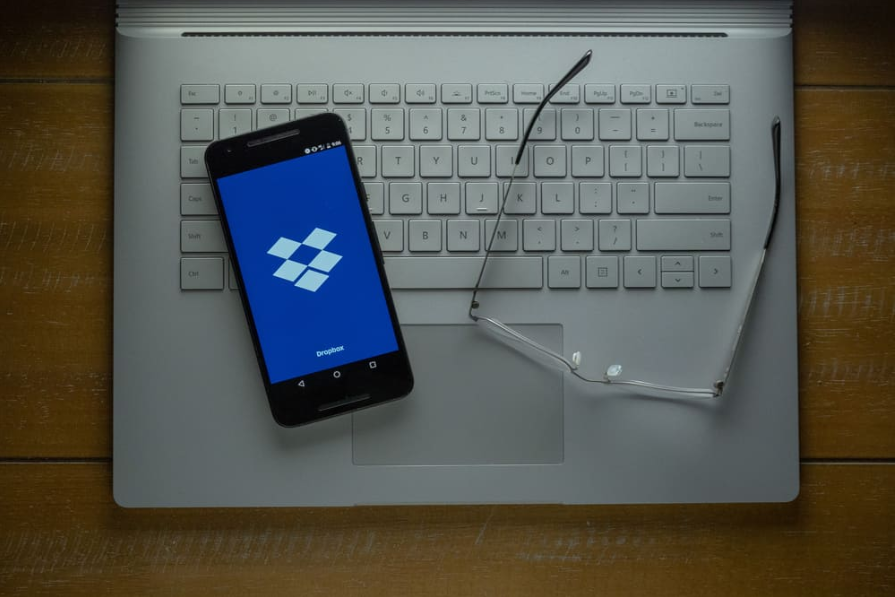 Додаток Dropbox завантажується на телефон Android у темній кімнаті