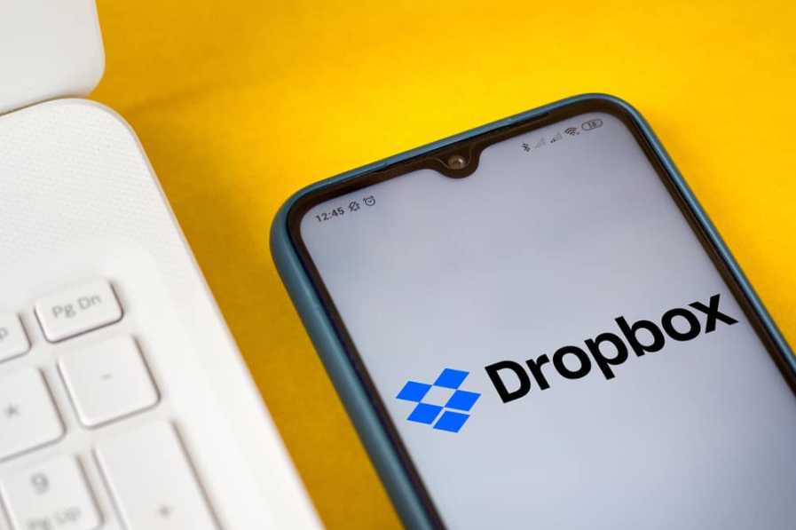 Логотип Dropbox на смартфоні