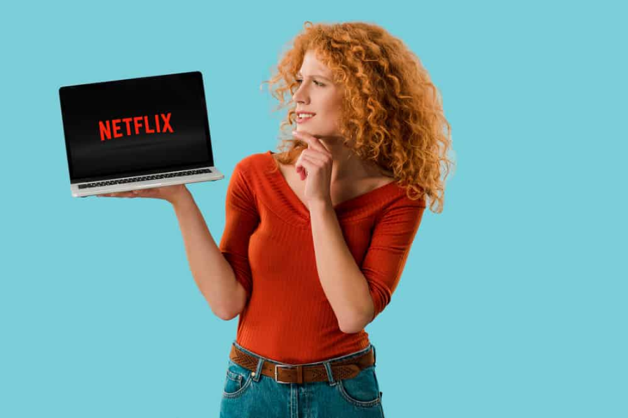Мисляча жінка з Netflix на ноутбуці