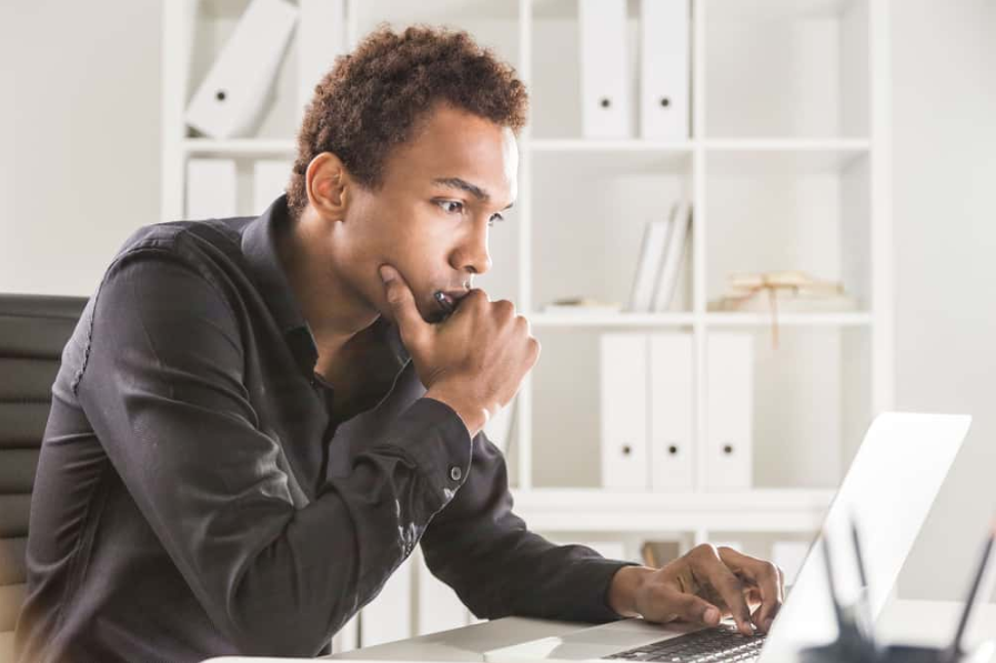 мислення бізнесмен працює над проектом на офісному столі з ноутбуком