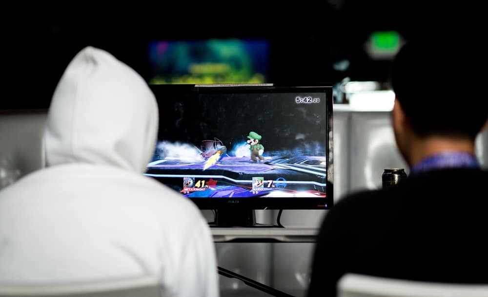 Двоє невідомих кіберспортсменів грають у Super Smash Bros.