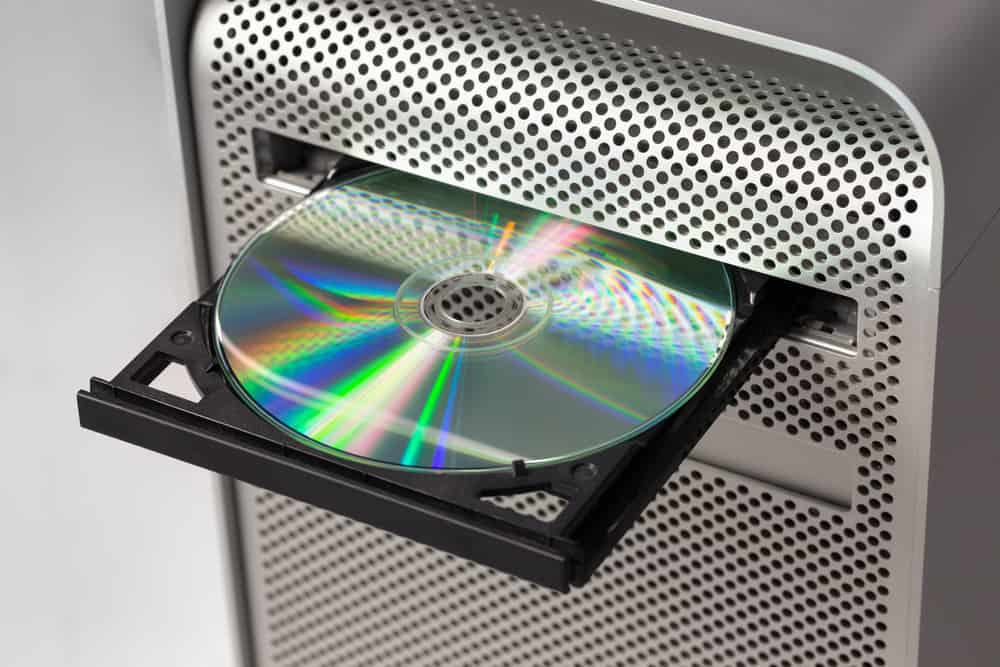 DVD CD ROM на комп’ютері відкрито, щоб показати диск