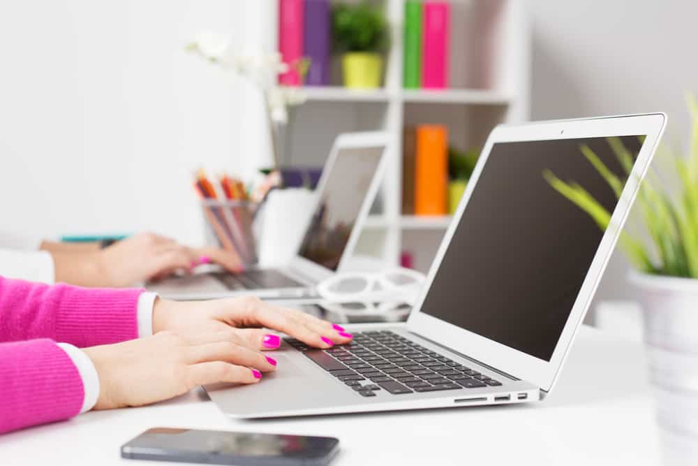 Двоє колег, які працюють з комп'ютером