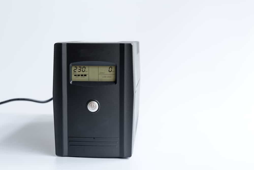 Джерело безперебійного живлення (UPS) на білому фоні