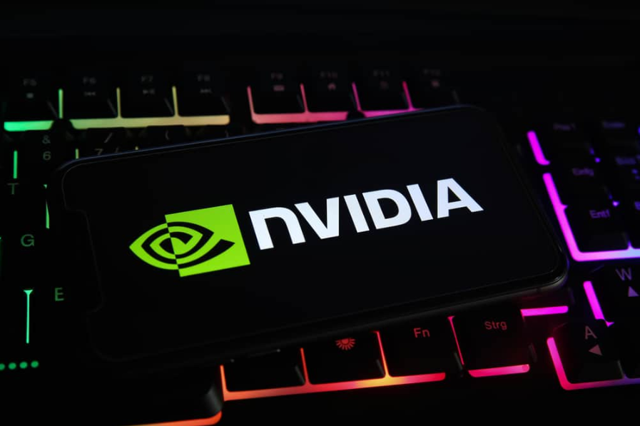 Крупним планом екрану мобільного телефону з написом логотипу nvidia
