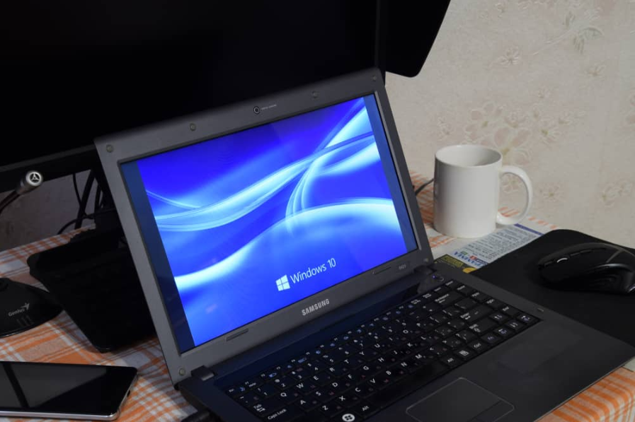 Екран з логотипом в операційній системі Windows 10.