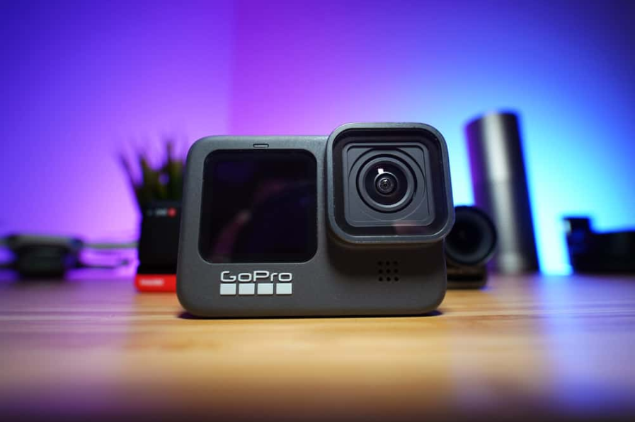 екшн-камера лежить на дерев'яному столі