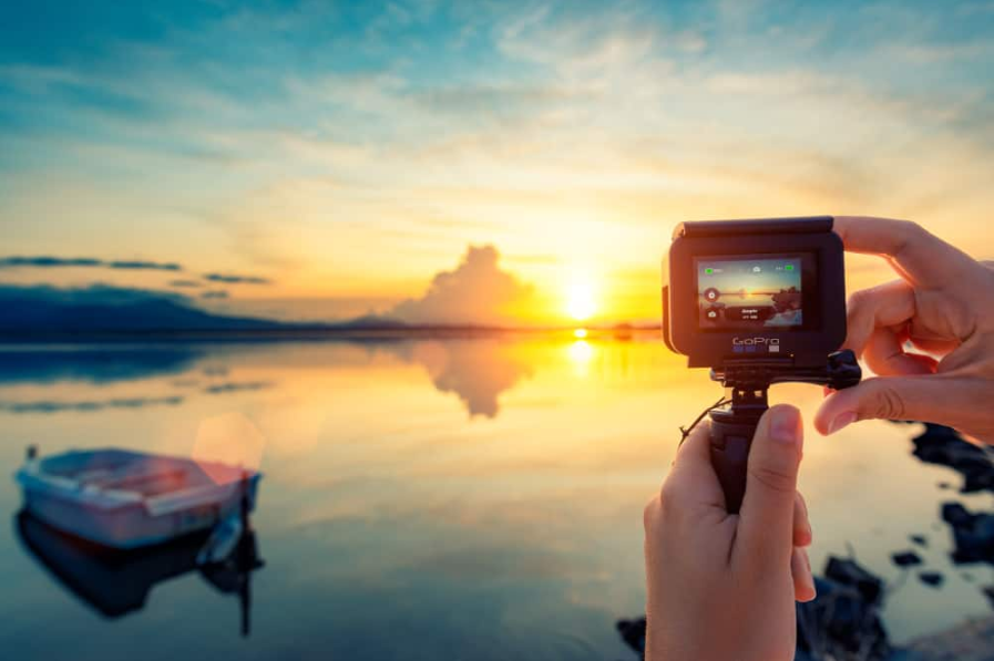 екшн-камера на жіночих руках