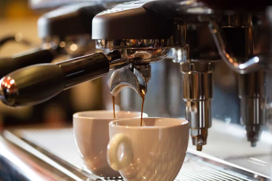 Еспресо-машина працює з фоном інтер'єру бару