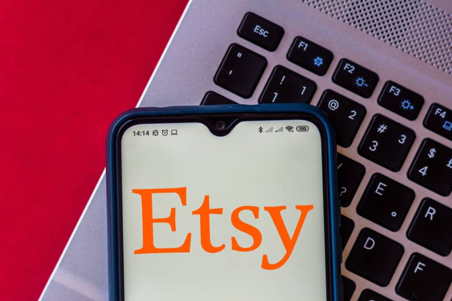 Логотип Etsy на смартфоні