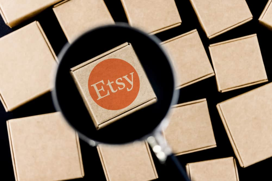 Рукописне введення слова «Знайди свою нішу» в блокноті на столі