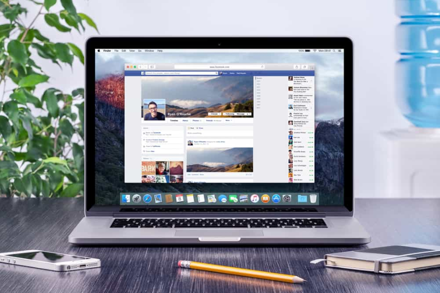 Хронологія Facebook у профілі користувача на екрані Apple Macbook Pro Retina width=