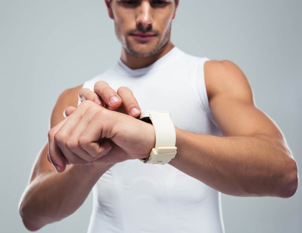 Фітнес людина за допомогою smartwatch
