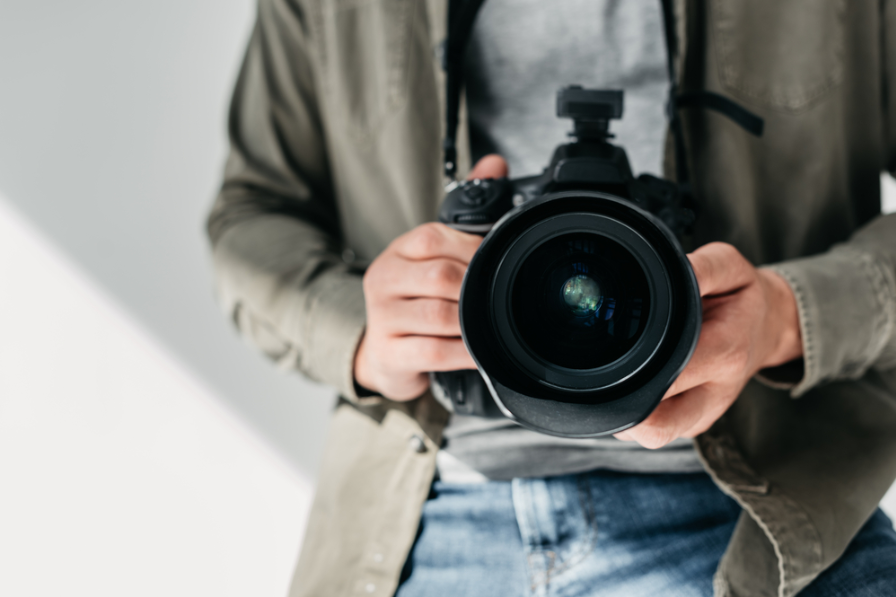 Фотограф з цифровою фотокамерою