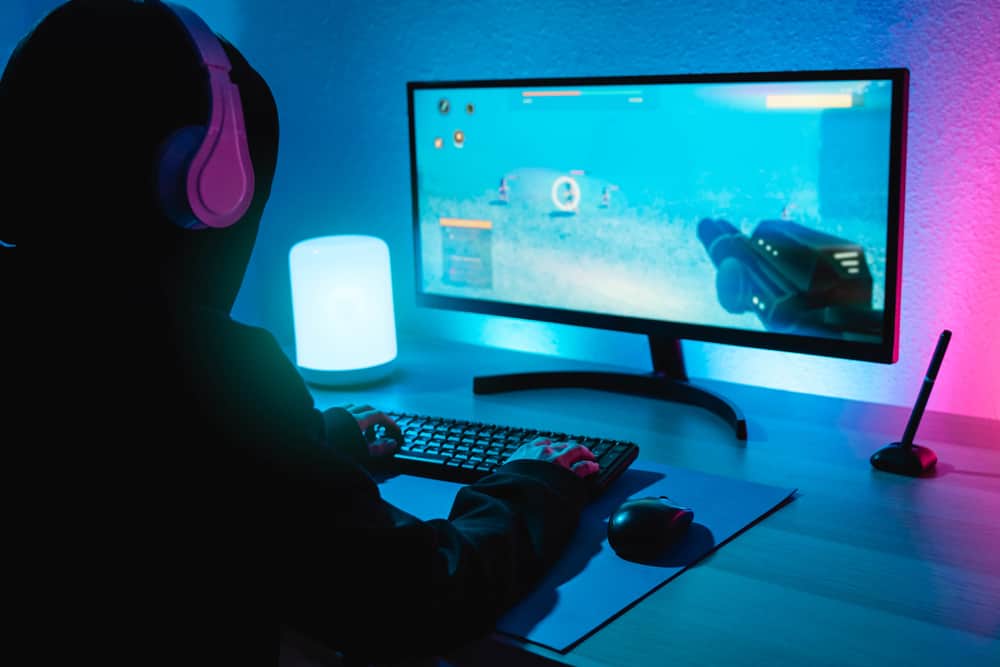 Геймер грає в онлайн-ігру шутер