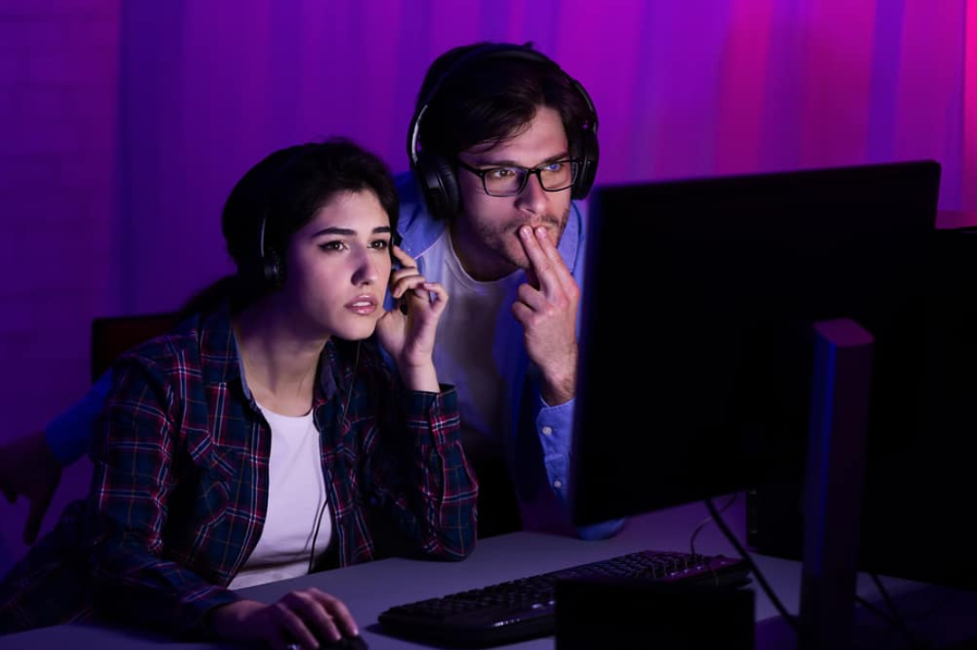 Геймери грають у комп’ютерну відеоігру в computerq