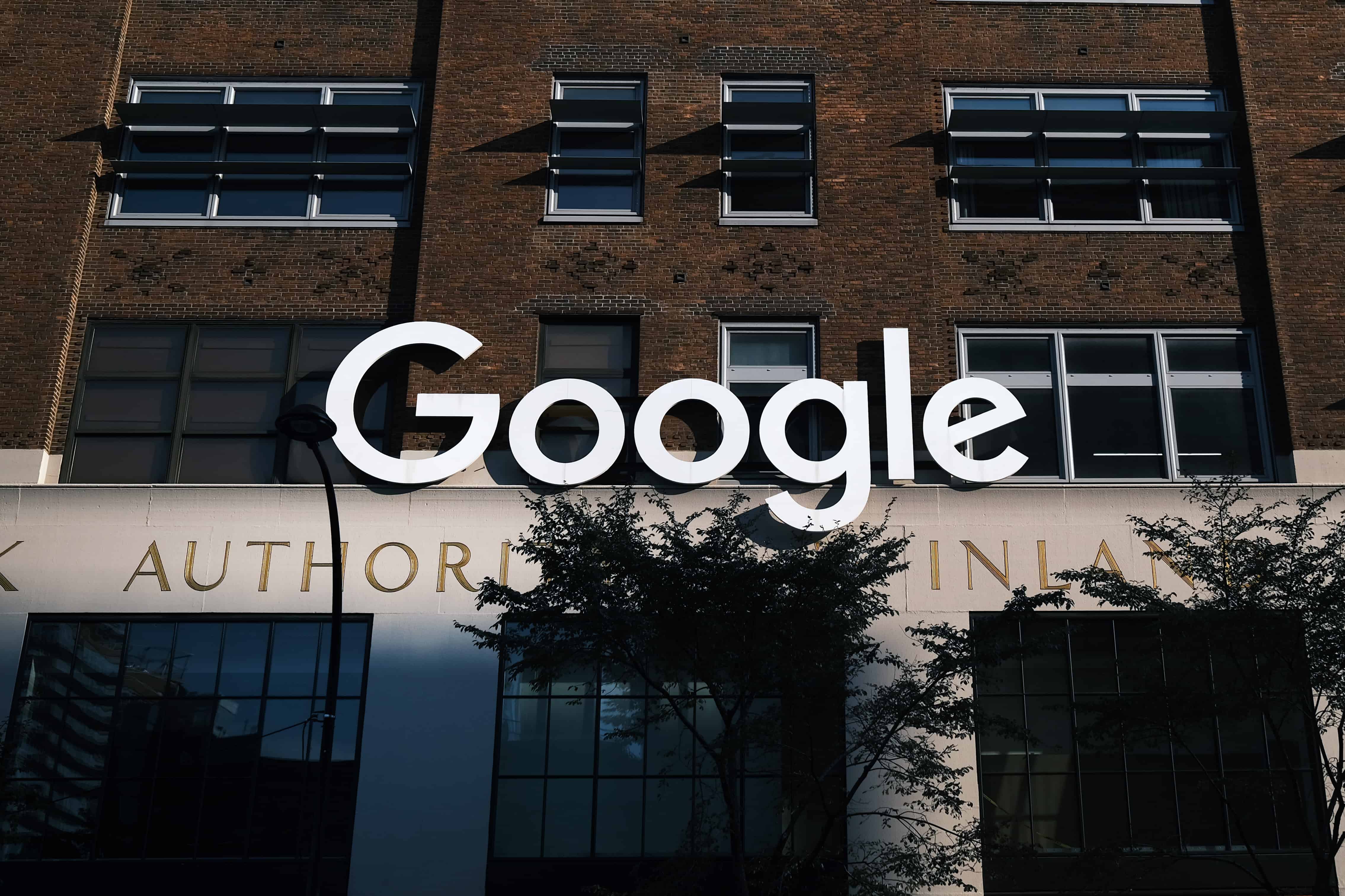 Офіси Google стоять у центрі Манхеттена 20 жовтня 2020 року в Нью-Йорку. Звинувачуючи компанію у використанні антиконкурентної тактики для незаконної монополізації ринків онлайн-пошуку та пошукової реклами, Міністерство юстиції та 11 штатів у вівторок подали антимонопольну справу проти Google.