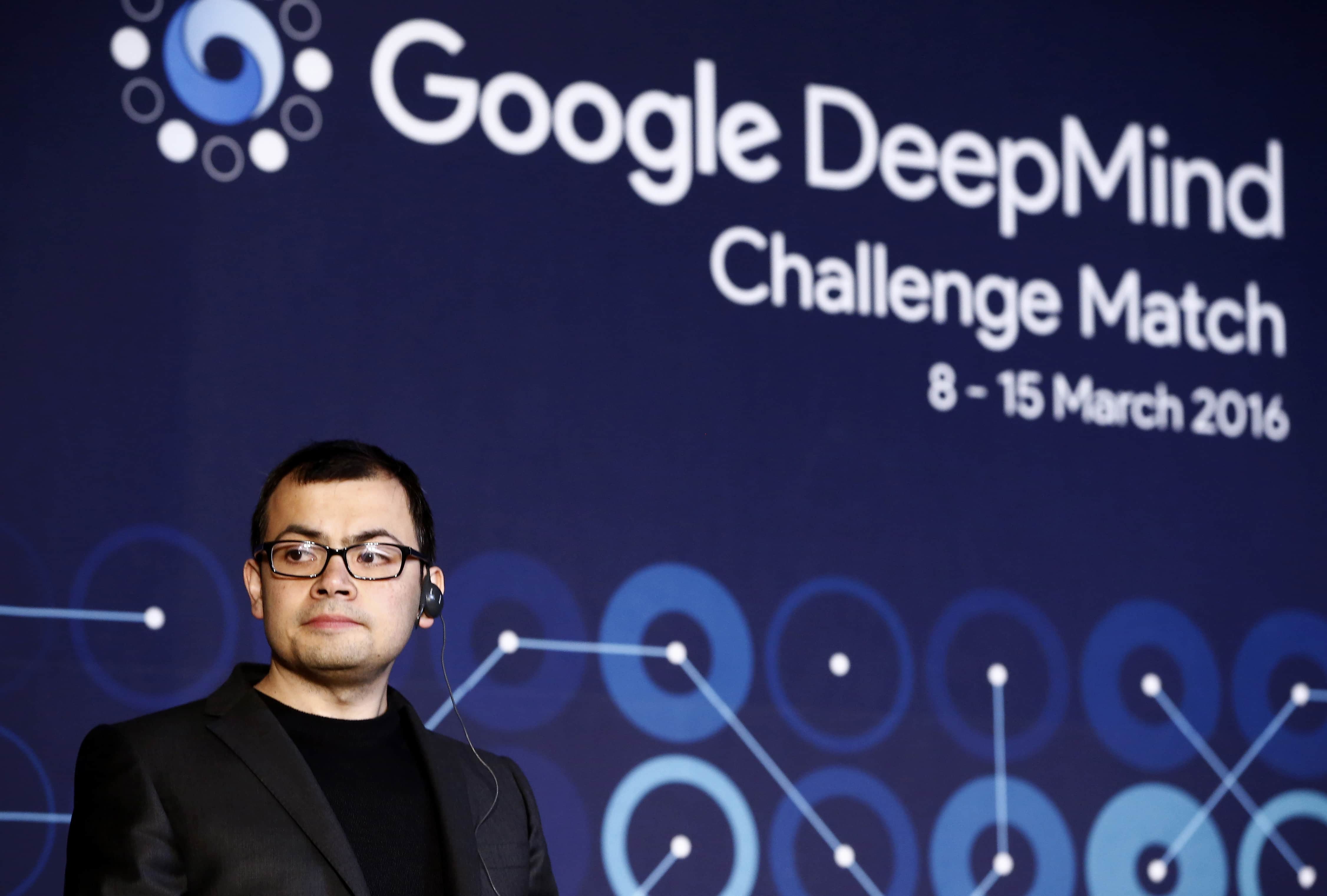 Деміс Хассабіс, співзасновник стартапу Google зі штучного інтелекту (AI) DeepMind. говорить під час прес-конференції після завершення фінального матчу Google DeepMind Challenge Match проти програми штучного інтелекту Google, AlphaGo, 15 березня 2016 року в Сеулі, Південна Корея. Лі Седол грає в серії з п’яти матчів проти комп’ютерної програми AlphaGo, розробленої Google