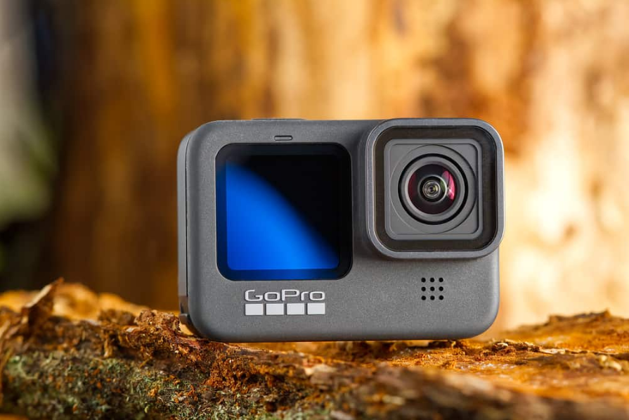 Екшн-камера GoPro HERO 9 Black на вулиці в лісі