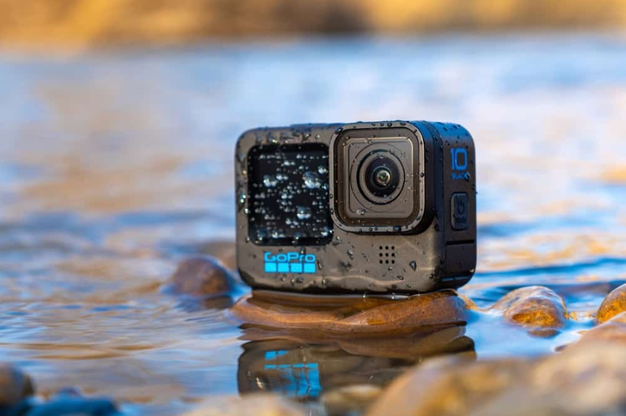 GoPro 10 у бризках води на річці