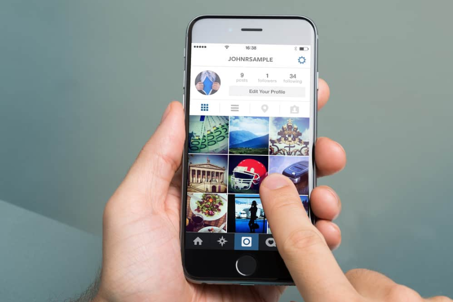 Рука за допомогою Instagram на Apple iPhone6