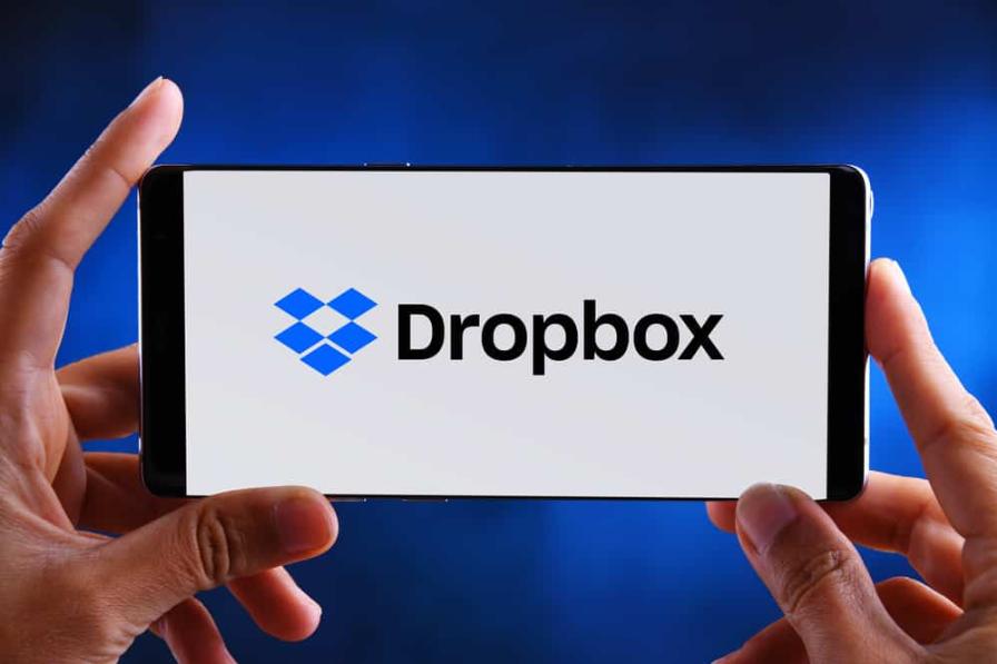 Руки тримають смартфон із логотипом Dropbox