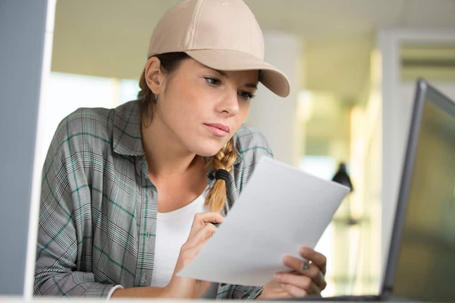 щаслива працівниця перевірка керівництва