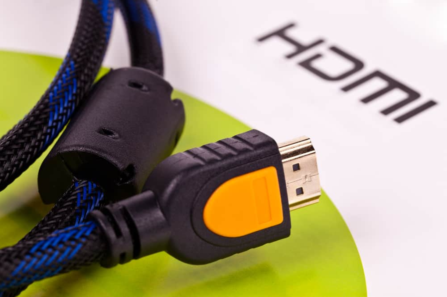 Кабель HDMI крупним планом ізольовані на білому тлі