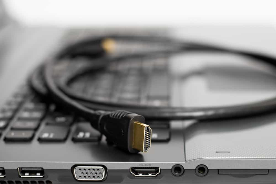 Кабель HDMI на комп'ютері крупним планом постріл
