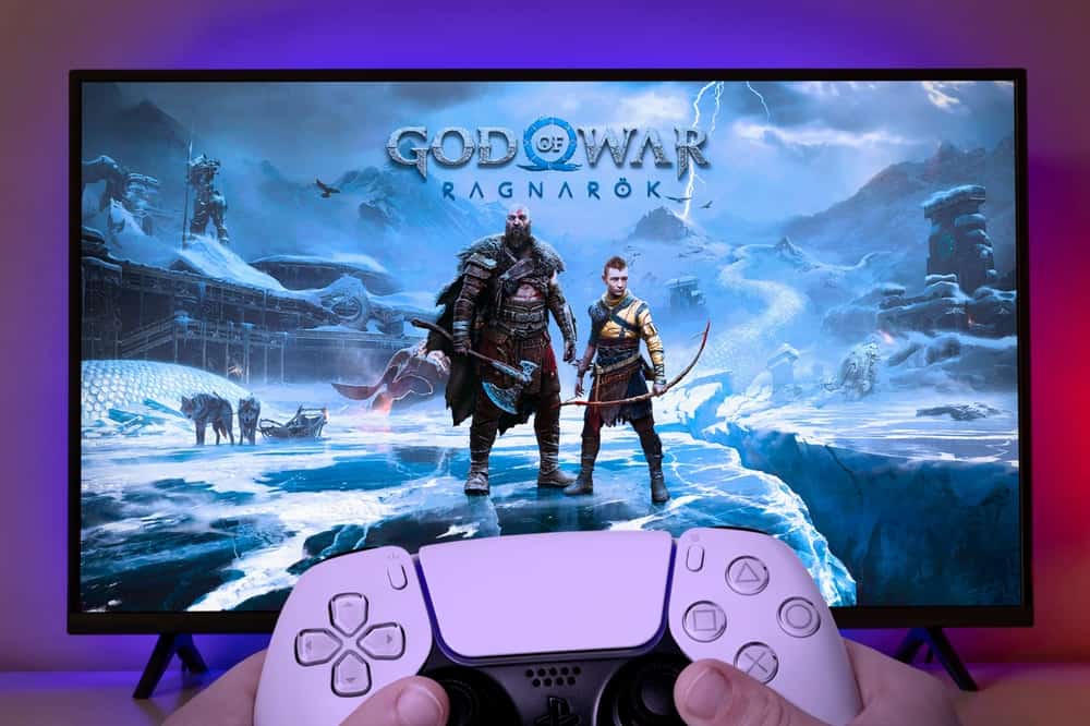 Хлопчик грає в God of War Ragnarok за допомогою контролера Playstation 5. 20 липня 2022, Сан-Паулу, Бразилія.