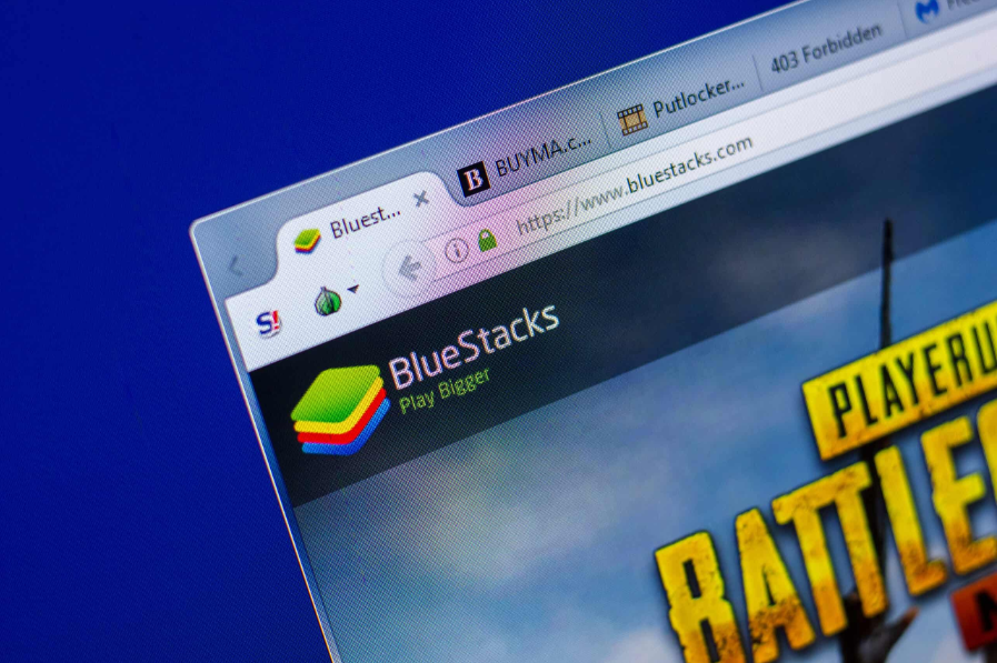 Домашня сторінка сайту BlueStacks на дисплеї ПК, url - BlueStacks.com.