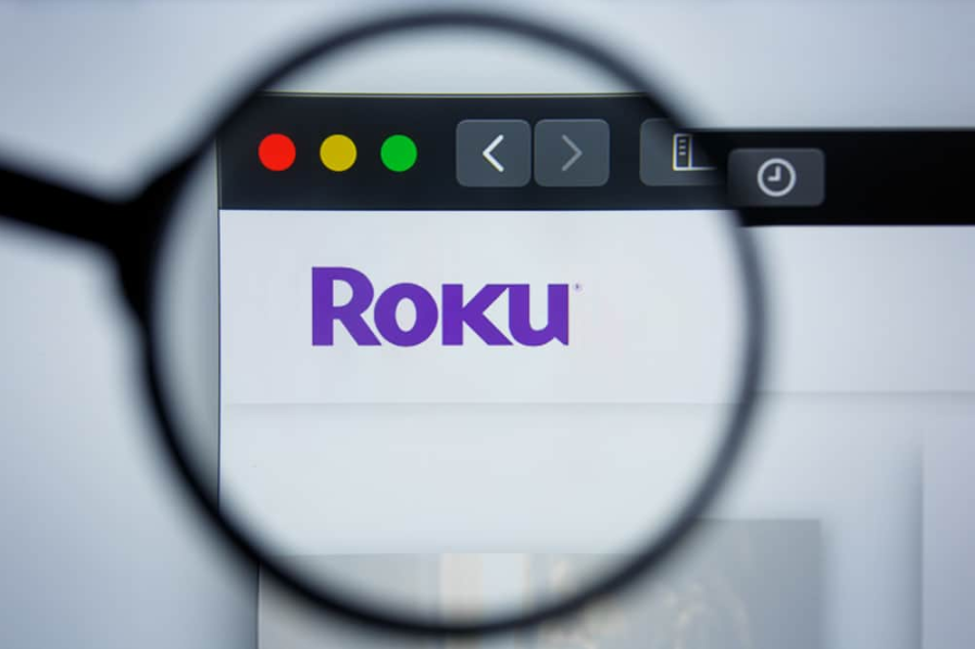 Ілюстративна редакція домашньої сторінки веб-сайту ROKU. Логотип ROKU видно на екрані дисплея.