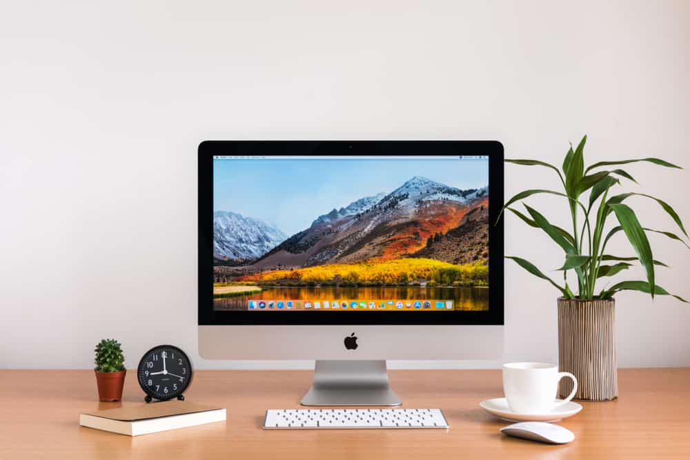 iMac монітор комп'ютерів, клавіатура та магічна миша