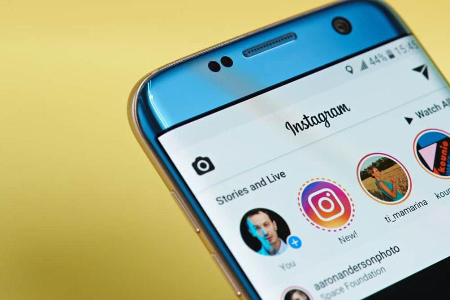 Меню програми Instagram на екрані смартфона великим планом. Використання програми Instagram