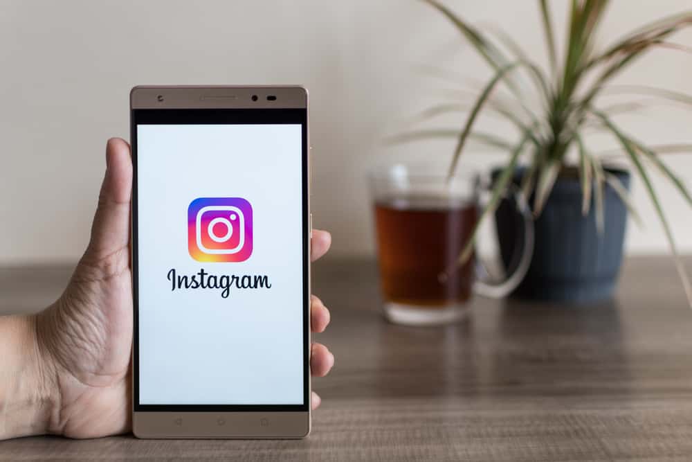 Мобільний додаток Instagram на екрані смартфона