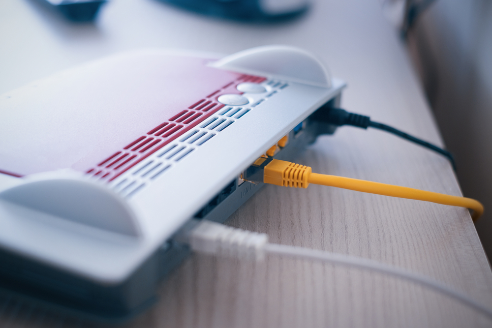Інтернет модем і ethernet кабелі