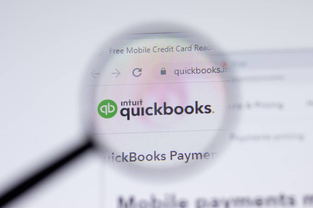 Логотип Intuit Quickbooks крупним планом на сторінці веб-сайту