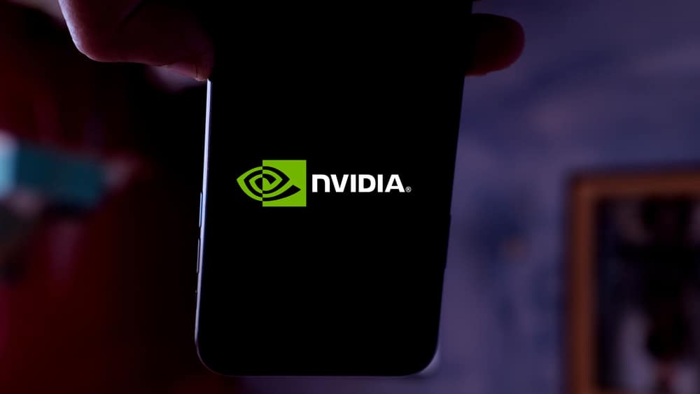 iphone 11 з логотипом Nvidia