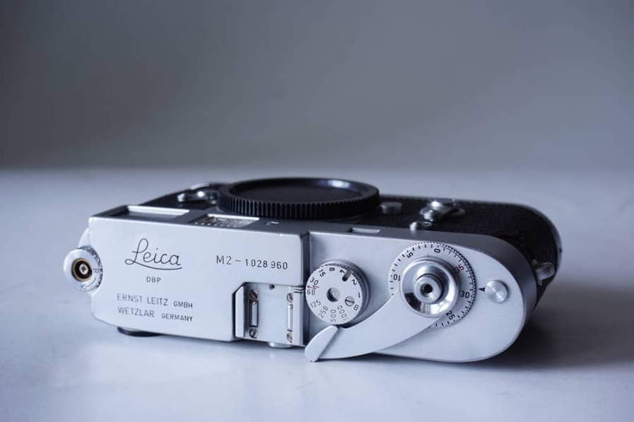 Камера Leica< on table