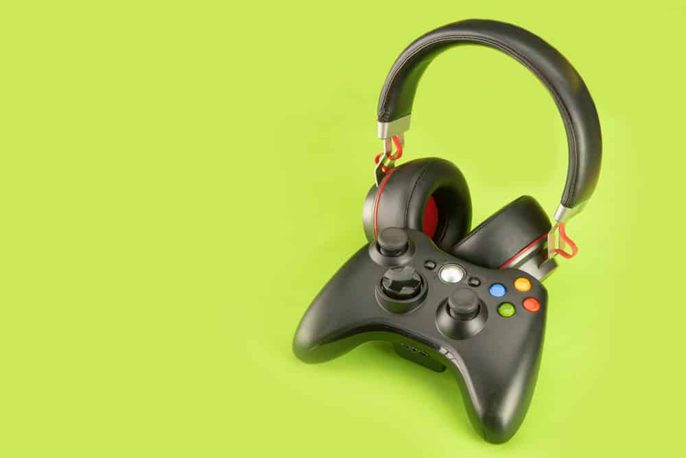 Керування відеоіграми та гарнітура на платформі із зеленим фоном