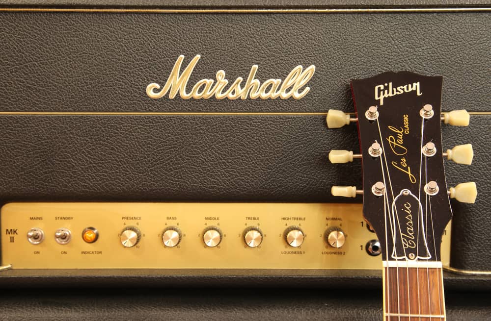 класичне рокове поєднання електрогітари Gibson Les Paul, притуленої до підсилювача Marshall