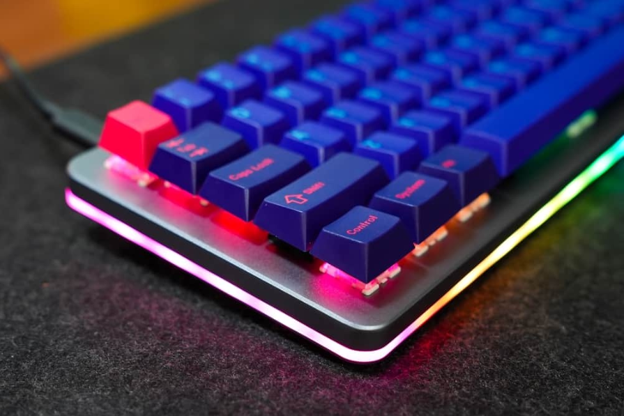 клавіатура з кольоровими ковпачками