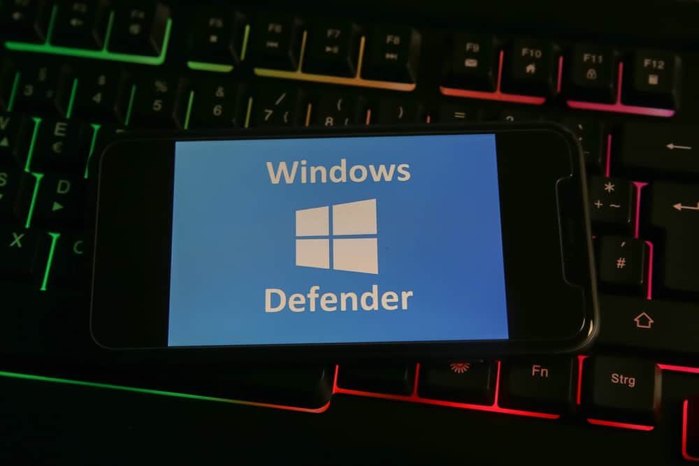 Крупним планом мобільний телефон із написом логотипу windows defender