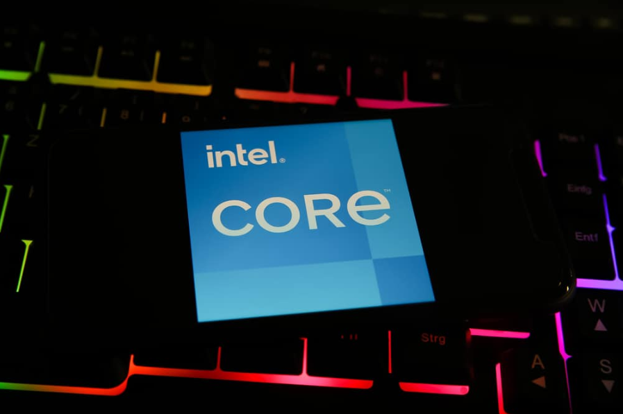 Крупним планом смартфона з написом логотипу процесора intel core