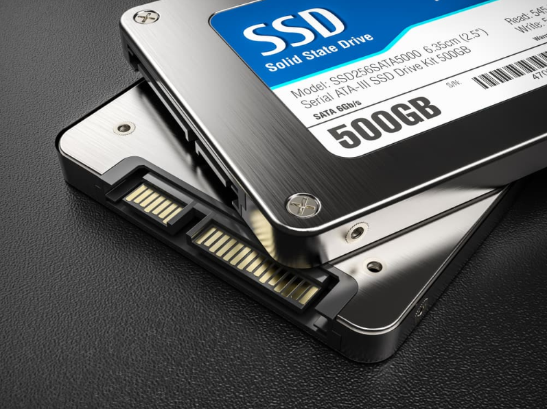 Крупним планом група SSD на тлі
